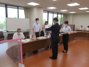 写真：スポーツ推進審議会委員委嘱式交付