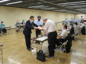 写真：文化振興審議会委嘱状交付