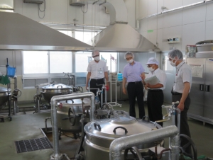 写真：位置し学校給食センター　施設視察
