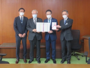 写真：吉村工業株式会社寄附贈呈式