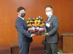 写真:亀井園芸寄付贈呈式