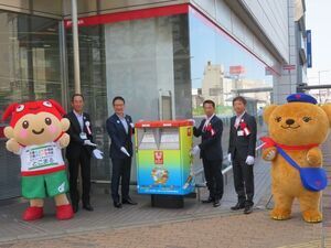 写真：ポストラッピング除幕式