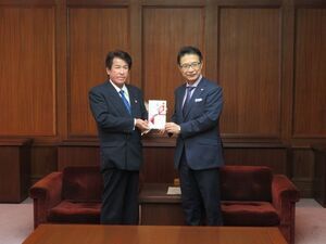 写真：防犯活動事業への寄附贈呈式