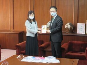 写真:三幸総研株式会社からの寄附贈呈式