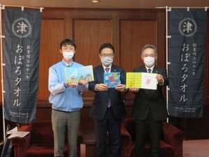写真:おぼろタオル株式会社から寄附贈呈式