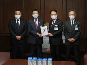 写真：津商工会議所からの非接触型体温計 寄附贈呈式