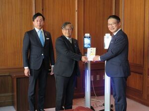 写真：ライフ・テクノサービスからの寄附贈呈式