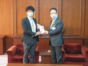 写真：三重友愛連絡会 津地区同盟からの寄附贈呈式