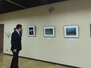 写真:作品展を鑑賞する市長