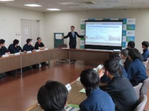 写真:現場見学会・研修 講話「津駅周辺の再整備に向けた取組」