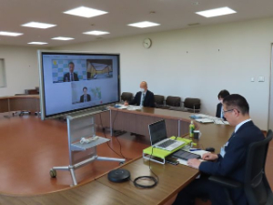 写真:オンライン会議に出席の様子