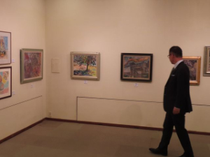 写真：ラ　ミューズ8展鑑賞の様子