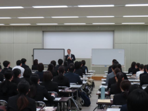 写真：新規採用職員研修 講話1