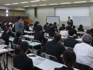 写真：新規採用職員研修 講話2