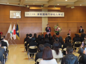 写真：看護専門学校入学式 祝辞