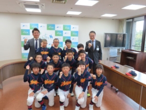 写真：第18回春季全日本小学生男子ソフトボール大会 出場選手来訪