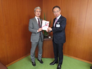 写真：株式会社ウエストエネルギーソリューションからの寄附贈呈式