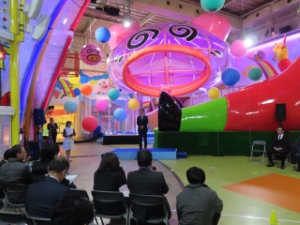 写真：おやつタウン新アトラクション「超ドデカイブタメンくんアドベンチャー」完成披露記者発表会 挨拶