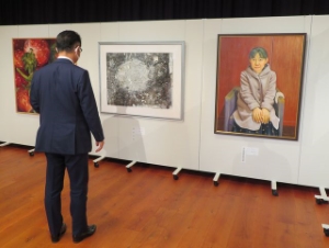 写真：津市美術展覧会 鑑賞