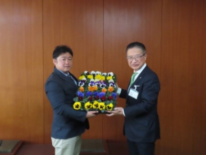 写真:有限会社亀井園芸からの花苗寄附贈呈式