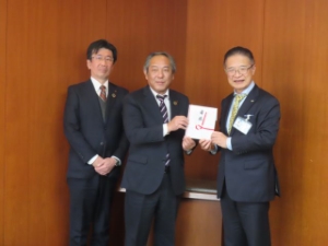 写真：一般財団法人近畿健康管理センターからの緑化基金への寄附贈呈式