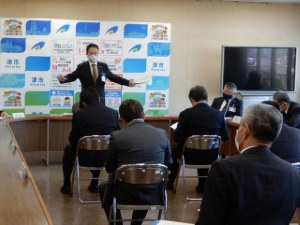 写真：新型コロナウイルス感染症対策本部会議