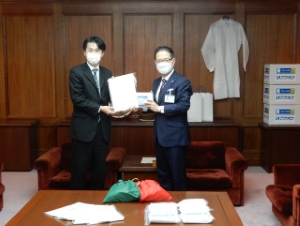 写真：倉敷紡績株式会社三重工場からの寄附贈呈式