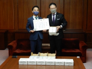 写真：携帯トイレ寄附贈呈式