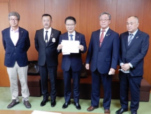 写真:中勢グリーンパークへの健康遊具寄附贈呈式