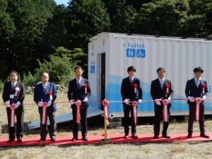 写真:循環型トイレ稼働開始報告会