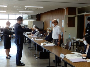 写真：上下水道事業経営審議会委員委嘱式1