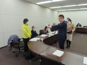 写真：津市人権施策審議会委員委嘱式 委嘱状交付の様子