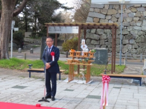 写真：津ロータリークラブからの藤棚寄贈式の様子2