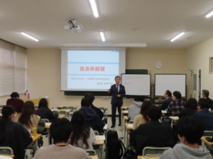 写真：自治体行政特論 講話の様子