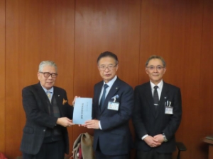 写真：道真詩歌吟詠集 寄附贈呈式