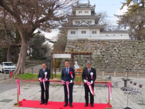 写真：津ロータリークラブからの藤棚寄贈式の様子1