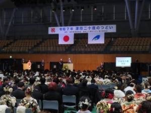 写真：令和7年津市二十歳のつどい 挨拶の様子1