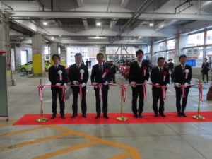 写真：津中央郵便局 2025年 年賀郵便配達元旦出発式 テープカット