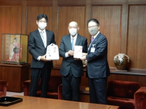 写真：前川農産　玄米贈呈式