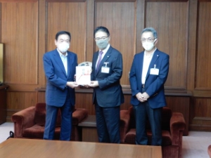 写真：一志西小学校への寄附贈呈式