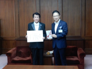 写真：別府亮一様　防犯カメラへの寄付