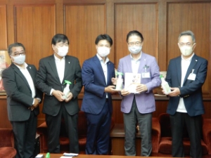 写真：辻製油株式会社からの寄附贈呈式