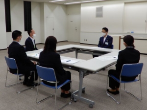 写真：職務経験者採用職員との座談会