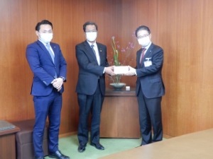 写真:利昌グループからの寄附贈呈式