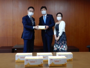 写真：株式会社岡田商事からの寄附贈呈式