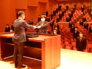 写真:新規採用職員辞令交付式1