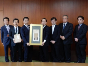 写真：富士ゼロックス三重株式会社からの寄附贈呈式