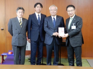 写真：吉村工業株式会社からの寄附贈呈式