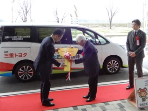 写真：三重トヨタ自動車株式会社からの寄附受贈式1
