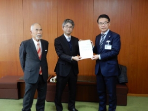 写真:津市特別職報酬等審議会 答申